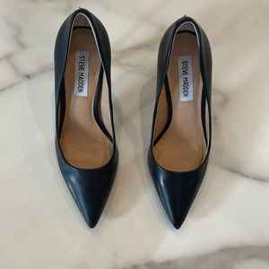 ✨STEVE MADDEN classic black pumps